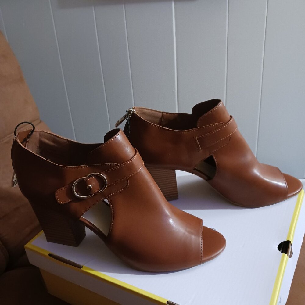Women shoes. Brand new